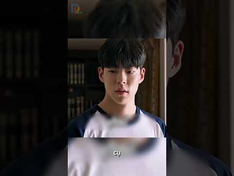 Bà cụ đã dán băng dính khắp ngôi nhà