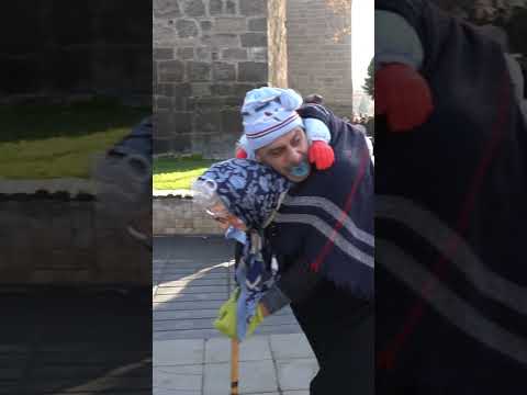 Kukla teyze omuzunda koca bebek gezdiriyor!! #comedy #mask #funny