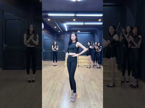 Luyện catwalk xuống bậc thang và thẳng trục người #bybacademy #daotaonguoimau #thanhhuyennguyen