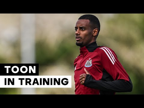 🇸🇪 "WHAT A HIT THAT IS!" Alex Isak scores screamer! | Toon In Training