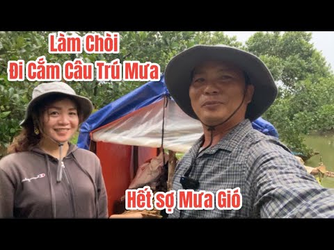 Dựng chòi cắm câu để có chỗ trú mưa đêm giữa đồng