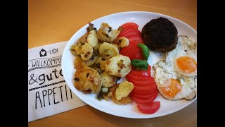 Sammet kocht Bratkartoffeln mit Spiegelei und Fleischpflanzerl