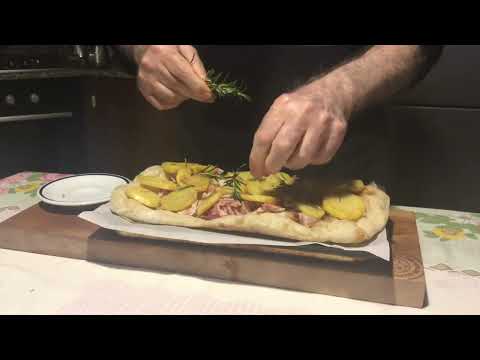 Focaccia con patate, cipolle e pancetta (videoricetta n. 1212)