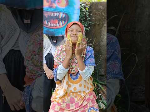 Ibu pake masker kuning
