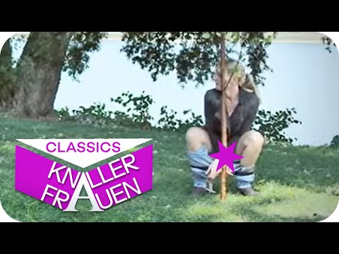 Kurz hinter den Baum | Knallerfrauen mit Martina Hill