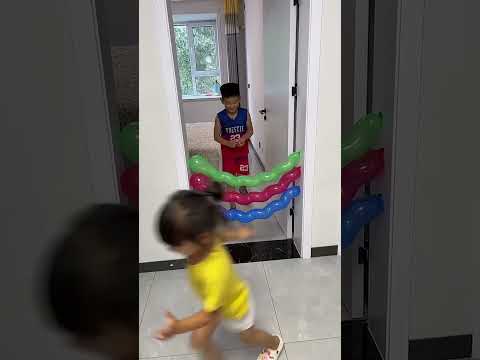 过气球挑战，一家人各有各的过法！ #萌娃 #喜剧 #funny #ultraman #funnygame