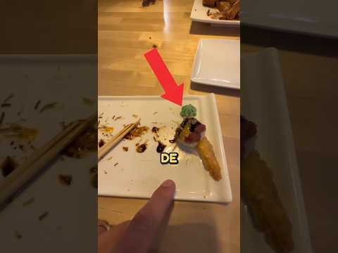 Este chico estaba a punto de terminar su sushi en el restaurante