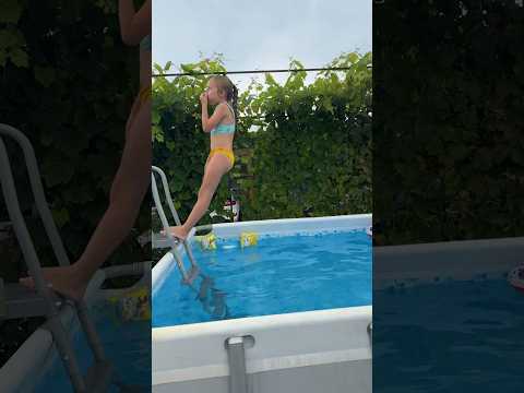 ERIKA SI TUFFA SENZA BRACCIOLI! 😱 #shorts