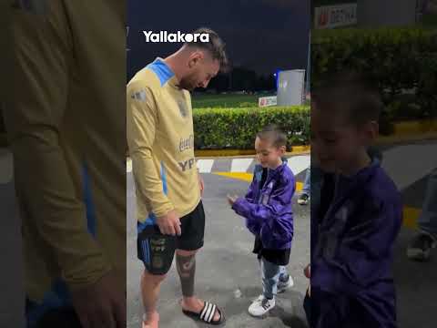 مشجع صغير يطلب من ميسي الاحتفال على طريقته!.. هل يفعلها ليو؟ 😉 🐐