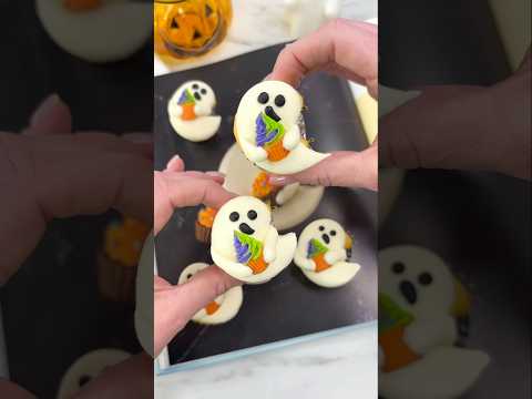 Mini ghost cupcakes 👻🧁 #cakedbyrach #cupcake #halloween #baking #cakedesign #shortsfeed #spooky