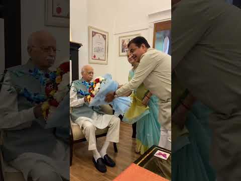 गुरु का आशीर्वाद ! #nitingadkari #lalkrishnaadvani #latestnews #bjp #love #video #news #shortvideo