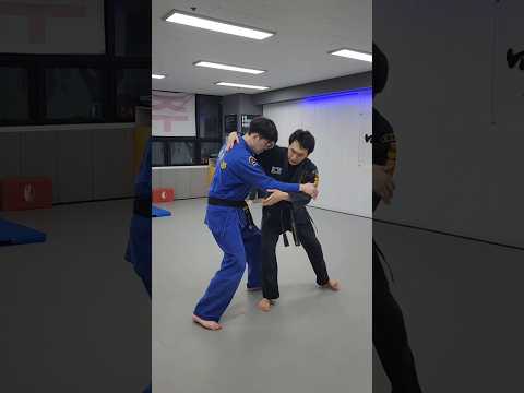 굴러서 다리를 뚫고 무릎을 부순다 🥋 How to Kneebar in 1 Second