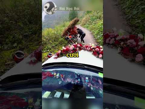 Chiếc xe cưới đang đi trên đường thì gặp phải xe ba gác hướng đối diện.