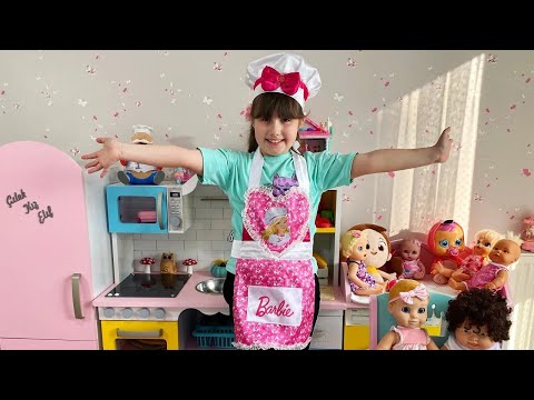 ELİF BEBEK BAKICISI OLDU -OYUNCAK BEBEKLERLE EĞLENCELİ KAHVALTI ZAMANI!