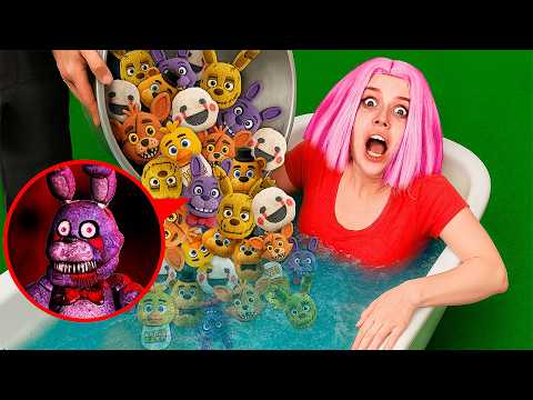 я кинула в ванну ВСЕ БОМБОЧКИ АНИМАТРОНИКОВ **Freddy, Foxy, Bonnie, Chica, Springtrap**