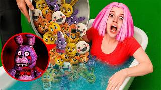 я кинула в ванну ВСЕ БОМБОЧКИ АНИМАТРОНИКОВ **Freddy, Foxy, Bonnie, Chica, Springtrap**