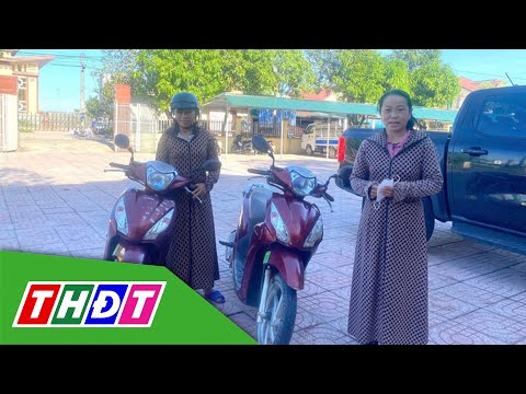 2 phụ nữ cùng dắt nhầm xe máy giống nhau khi vào mua hàng | THDT