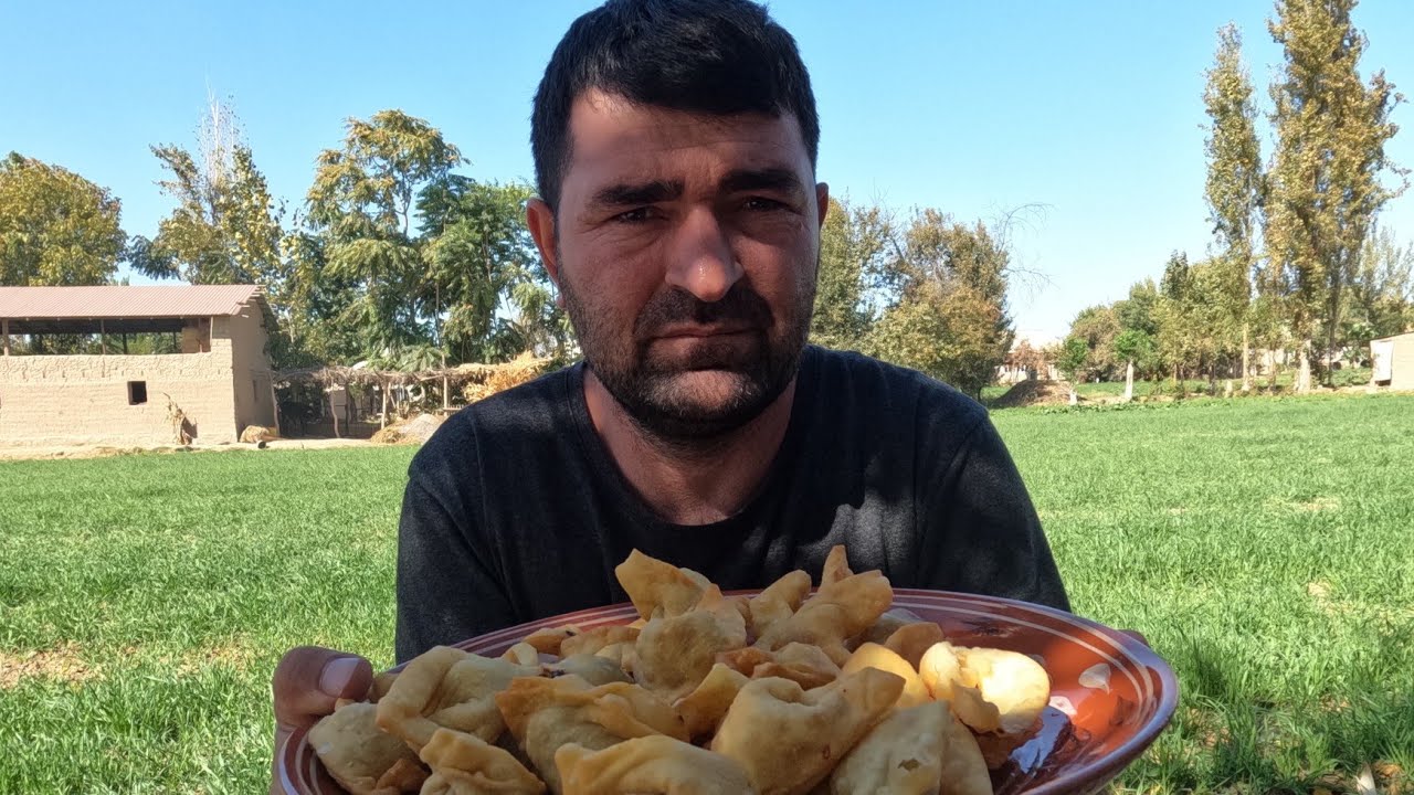 Мама готовит для меня любимые пирожки