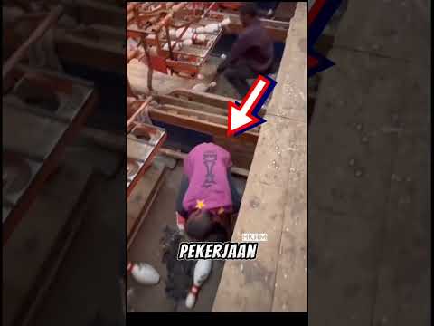 Pemuda ini bekerja dengan duduk#pekerja #bowling #shortvideo #shorts
