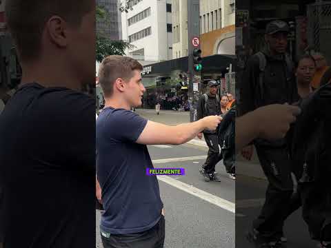 Discussão sobre um político do Bolsonaro e sua visita a uma favela