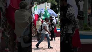 Ayudamos a este señor que no había vendido ni una bandera Mexicana 😭🙏❤️