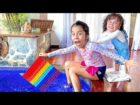 ELOAH JOGOU OS FIDGET TOYS DE SARAH NA PISCINA !!! SARAH ENSINA A CUIDAR DOS BRINQUEDOS