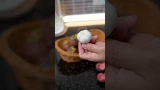 ปอกมังคุด แบบนี้ กินง่าย ไม่ต้องใช้มีด  - How to peel a mangosteen l กินได้อร่อยด้วย #fruitcutting
