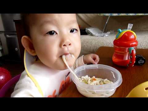 １歲雙胞胎吃烏龍麵，妹妹卻一直....★奈華1y4m