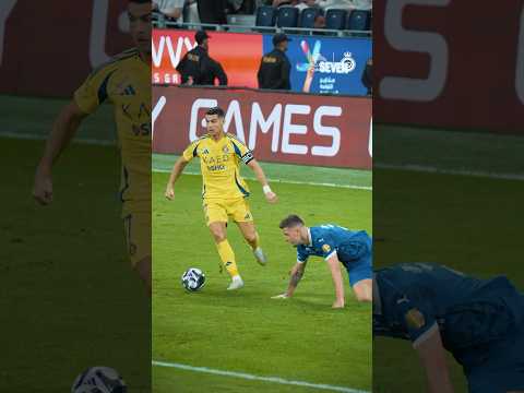 Here’s the winning skill of the round in the #RSL #CR7 #alnassr 🤹🐐 يسير وهم من خلفه