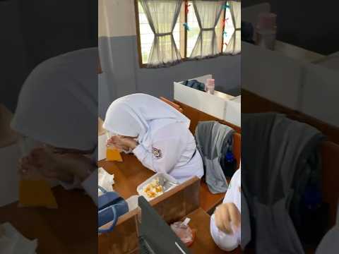 Siswi ini malu saat di cek bekalnya