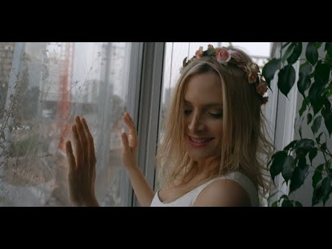 Romanticos de Nicole Letra y Video