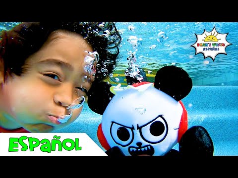 Ryan juega en la piscina con Combo Panda