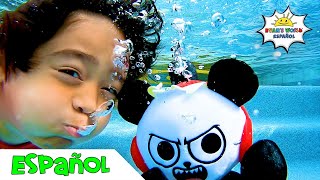 Ryan juega en la piscina con Combo Panda