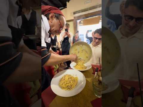 Carbonara and a show served by Tony from @la_tavernetta_29_da_tony 🍝🤯With @_giuliagm