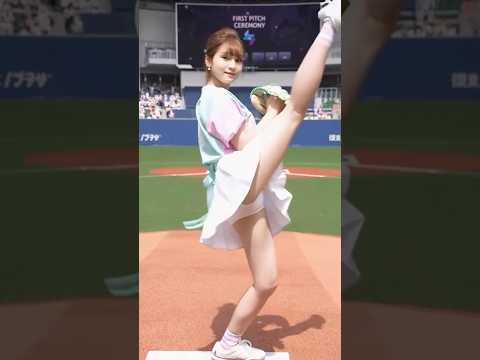 始球式で球を投げる日本人美女 ⑫ A beautiful Japanese woman throws a ball in the opening ceremony
