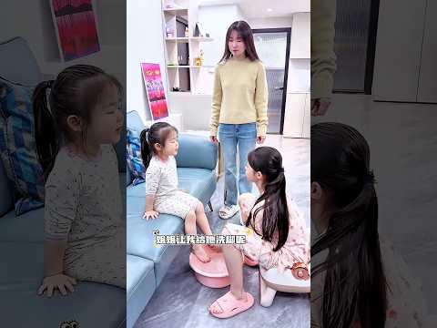 Confusão Engraçada entre Irmãs! Quem Lava os Pés de Quem? 😅👣😂👩👧