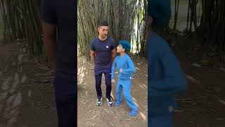 Alguém passou lá atrás.