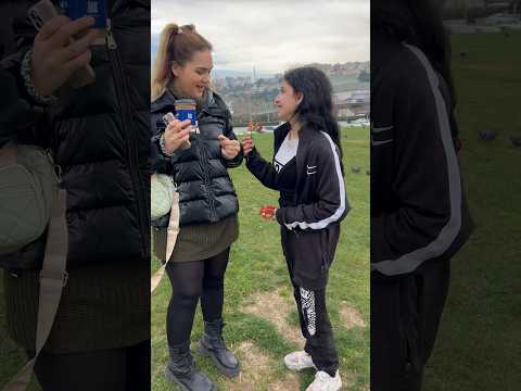 KÜÇÜK KIZ ÇİÇEK SATMAK İSTEDİ ..