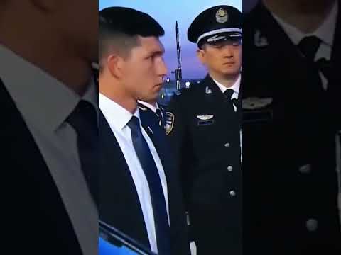 El guardaespaldas es un Terminator 😁