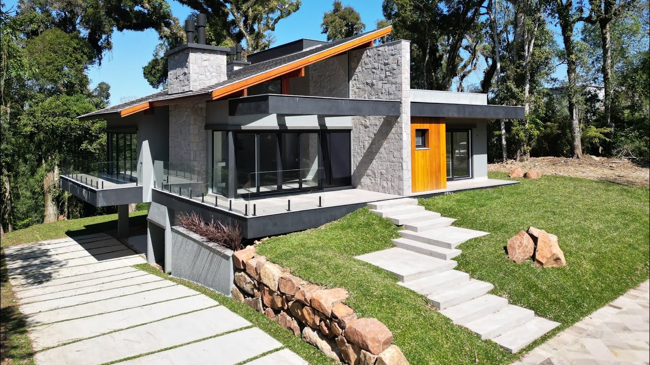 Casa a venda em Gramado 3 suites novinha 330 m2 construção 