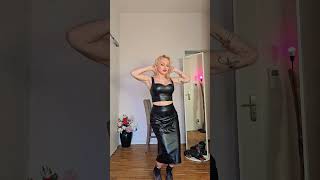 Blonde in sexy Lederrock /leather skirt #Lederrock #Sexy