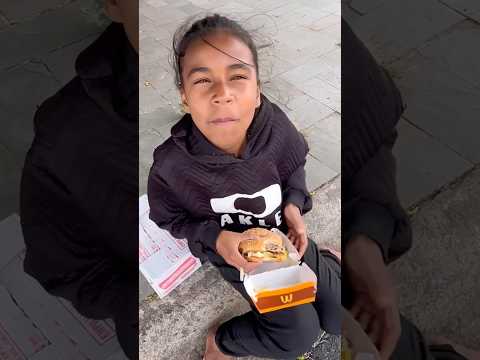 Uma linda atitude desta menininha