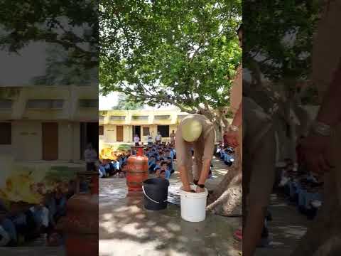घरेलू सिलेंडर में लगी आग पर काबू पाता पुलिसकर्मी #viral #police #shorts #short #india