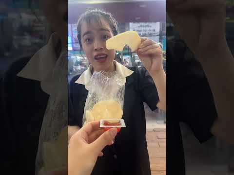 Ăn bánh chấm tương ớt