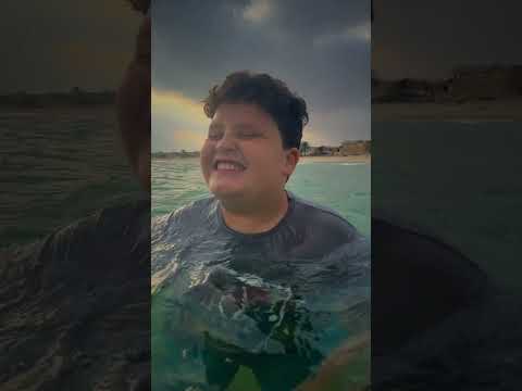 يا تري عمل ايه في البحر خلاه دافئ ؟؟ 😅😅