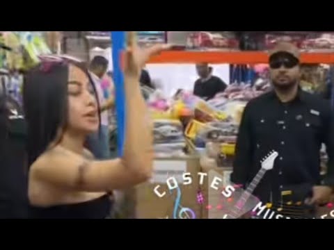 YAILIN LA MAS VIRAL DANDO JUGUETES EN LOS MINA EN VIVO