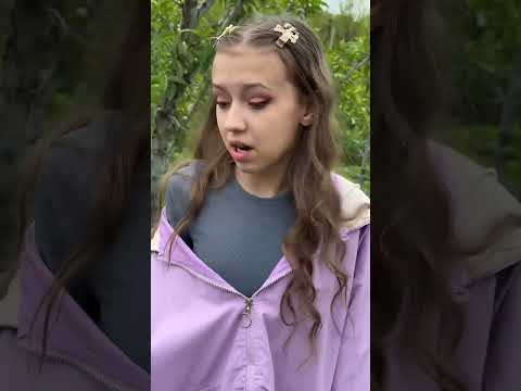 Это просто шок, сходили клубнику собрали в огороде  #обзор #тикток кто знает это уж или гадюка?