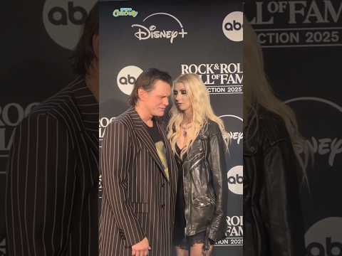Jim Carrey and Taylor Momsen backstage #jimcarrey #taylormomsen