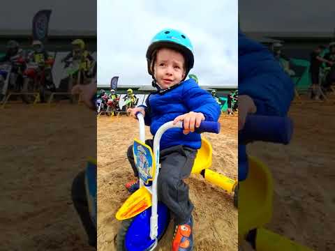 Momento Fofura no Motocross , esse Pilotinho está acelerando muito