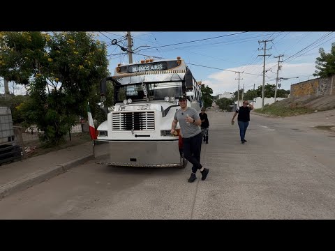 DANDO LA VUELTA EN ESTE CAMIÓN EN CULIACÁN-EL CHIQUETE